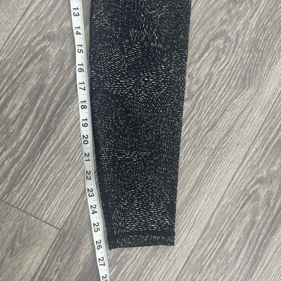 Athleta Salutation Stash Pocket Tight Black White Print Size Small - Picture 9 of 9